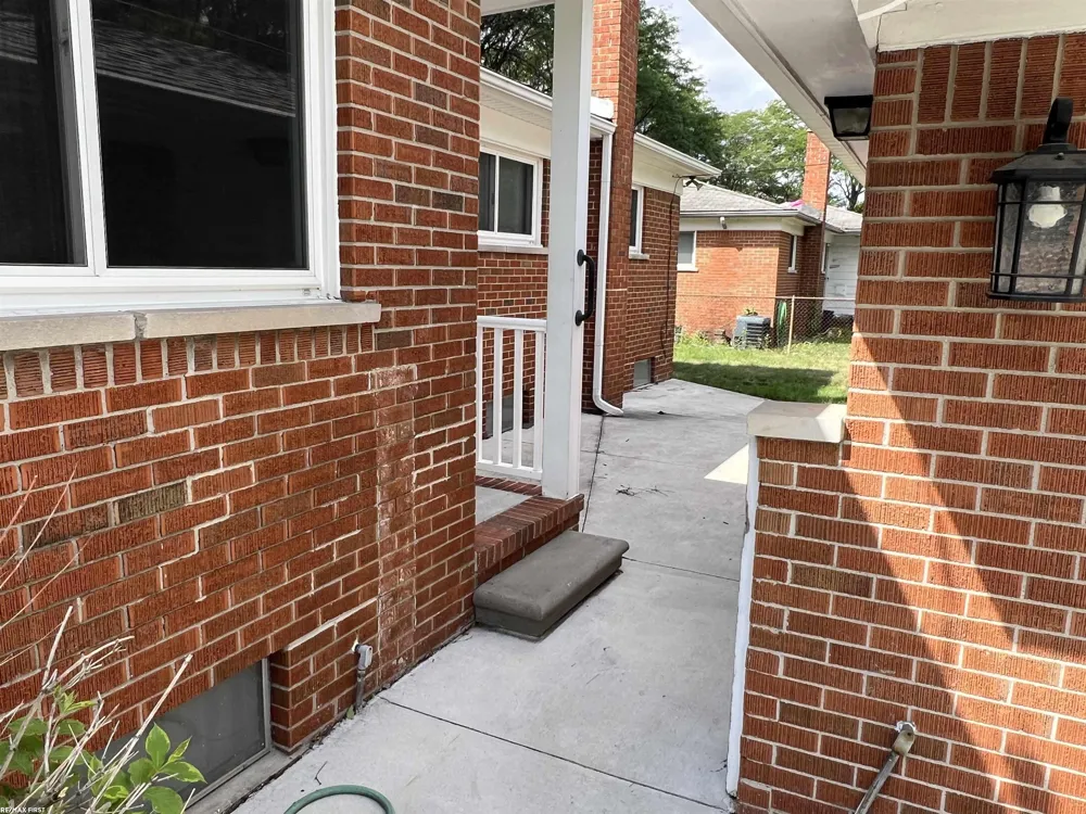 18285 Breezeway Drive Fraser City, MI 48026