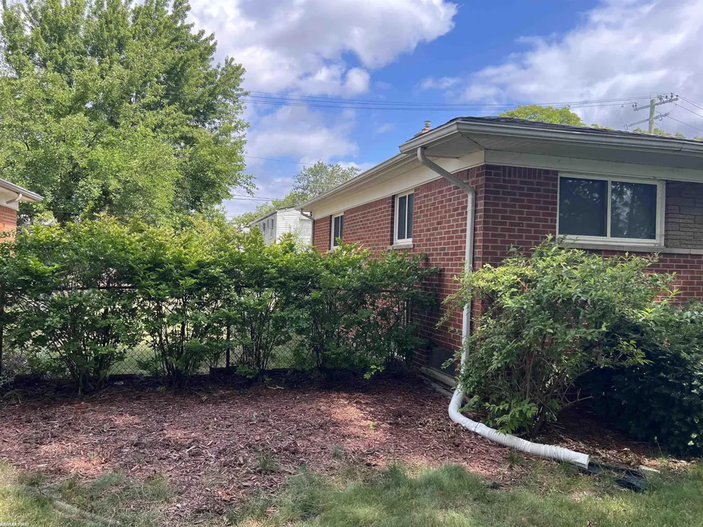 18285 Breezeway Drive Fraser City, MI 48026