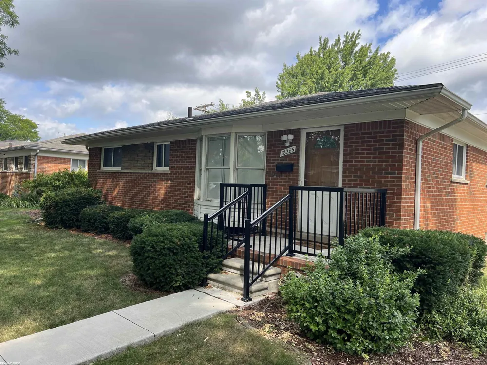18285 Breezeway Drive Fraser City, MI 48026