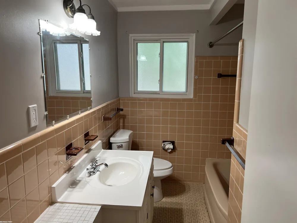 18285 Breezeway Drive Fraser City, MI 48026