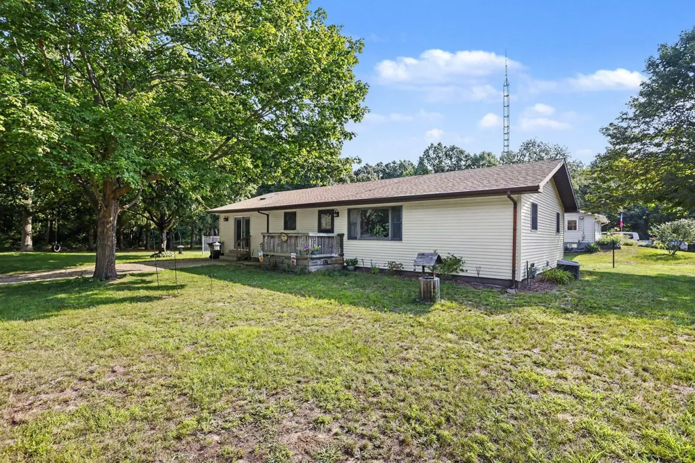5193 Oak Coloma, MI 49038