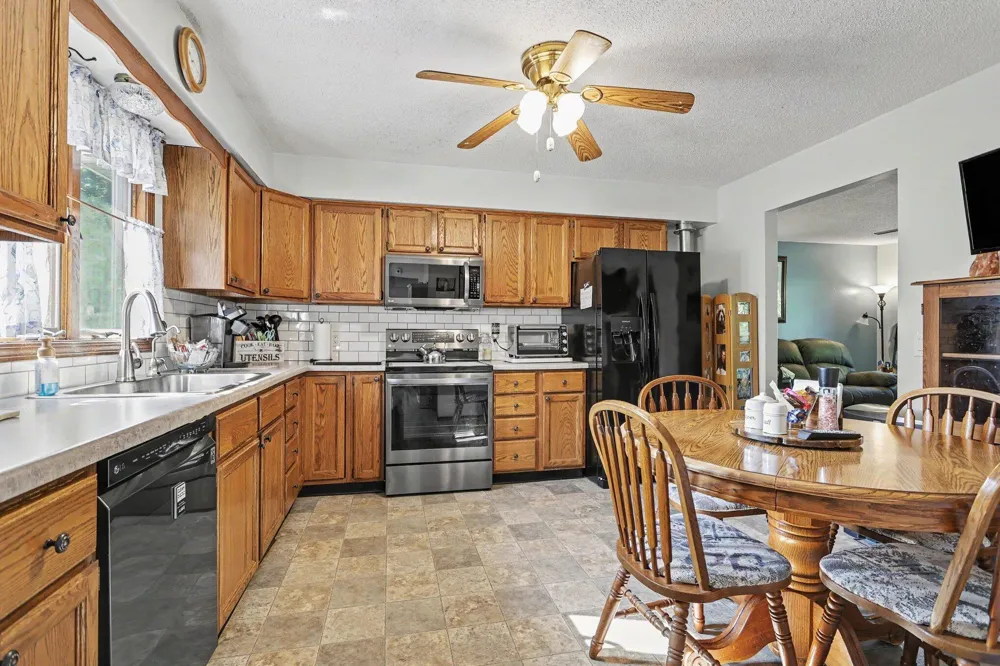 5193 Oak Coloma, MI 49038