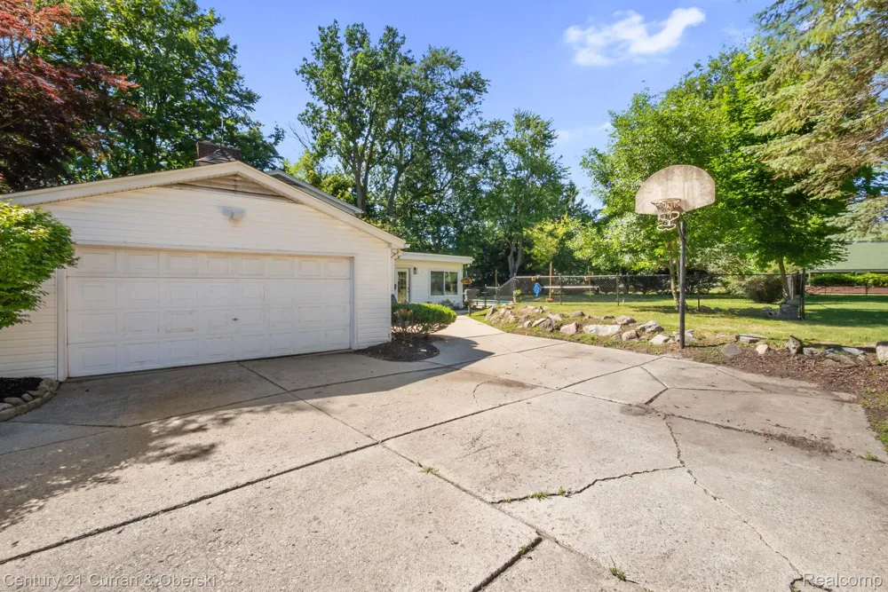 37480 Rhonswood Drive Farmington Hills City, MI 48167