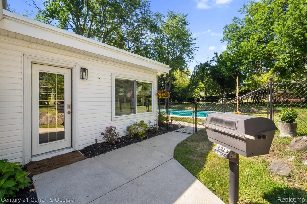 37480 Rhonswood Drive Farmington Hills City, MI 48167