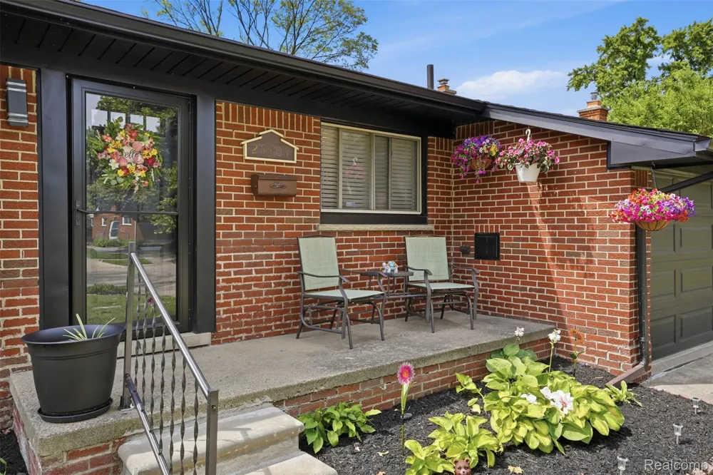 27407 Buckingham Street Livonia City, MI 48154