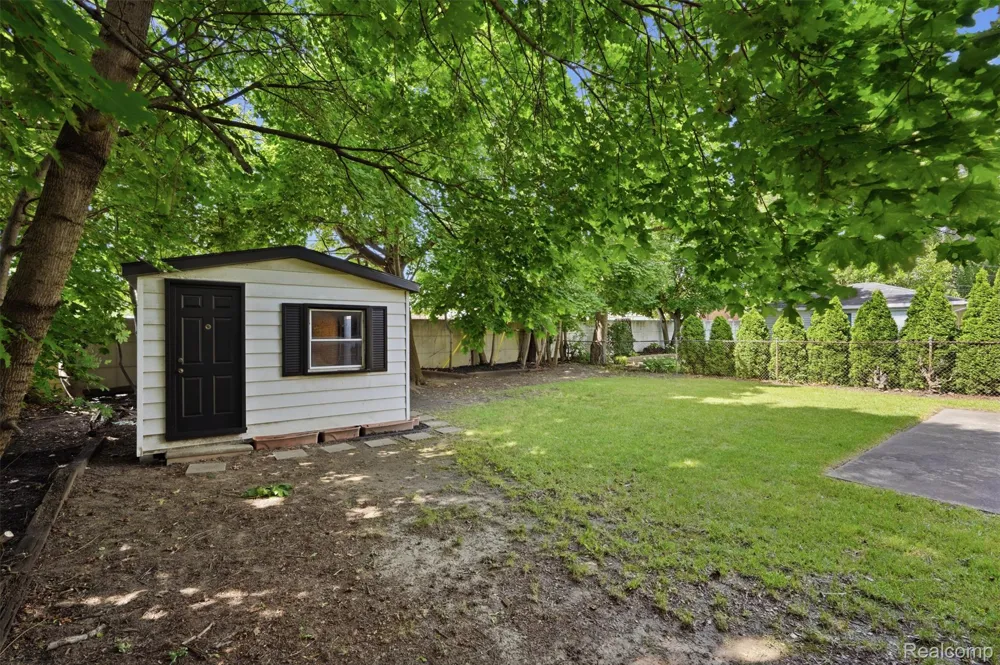 27407 Buckingham Street Livonia City, MI 48154
