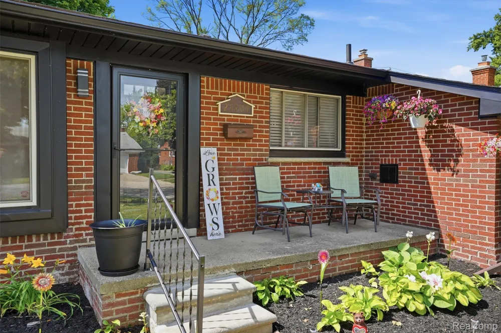 27407 Buckingham Street Livonia City, MI 48154