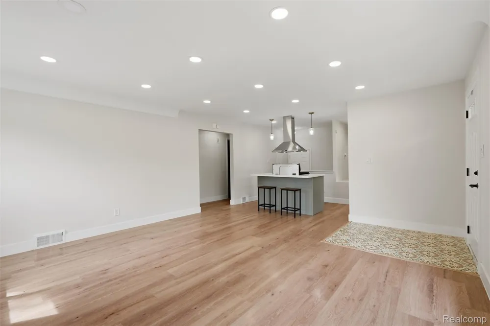 27407 Buckingham Street Livonia City, MI 48154