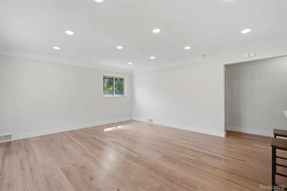 27407 Buckingham Street Livonia City, MI 48154