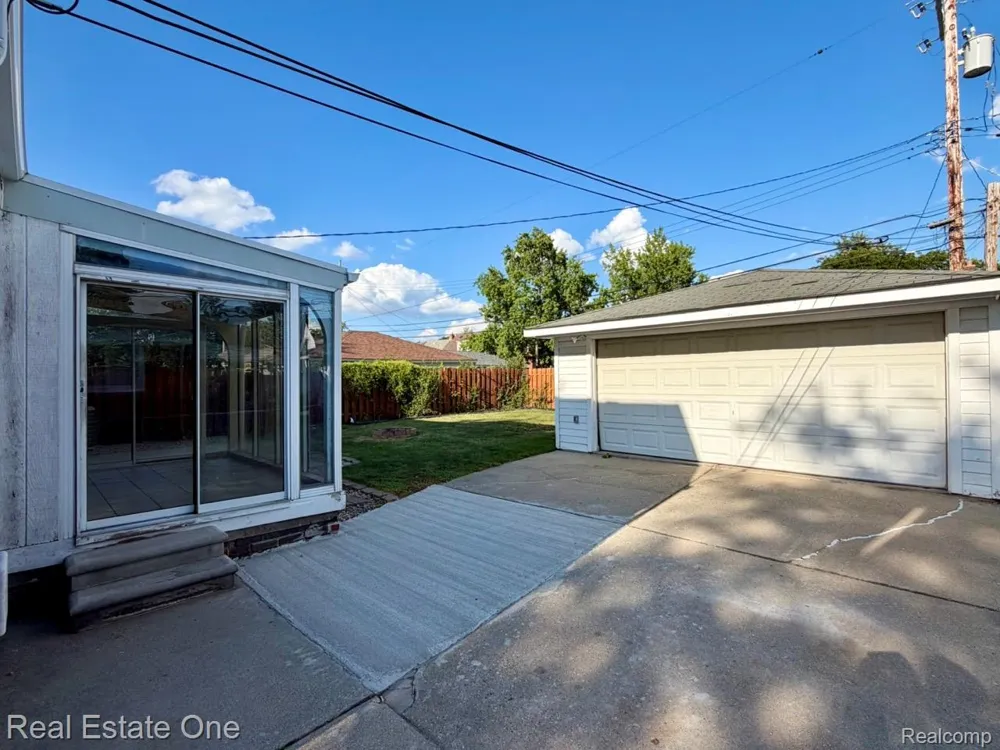 16343 Drake Street Southgate City, MI 48195