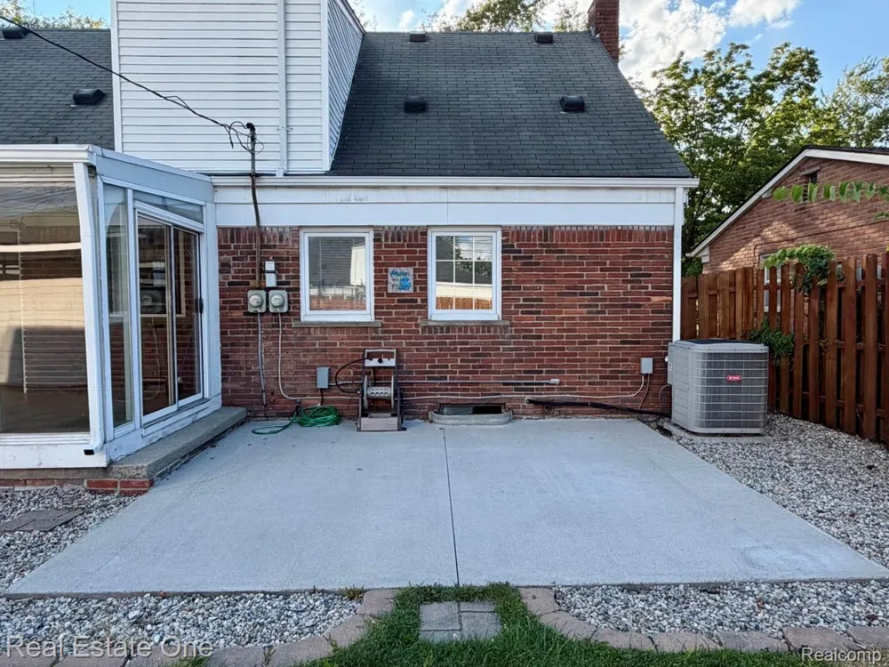 16343 Drake Street Southgate City, MI 48195
