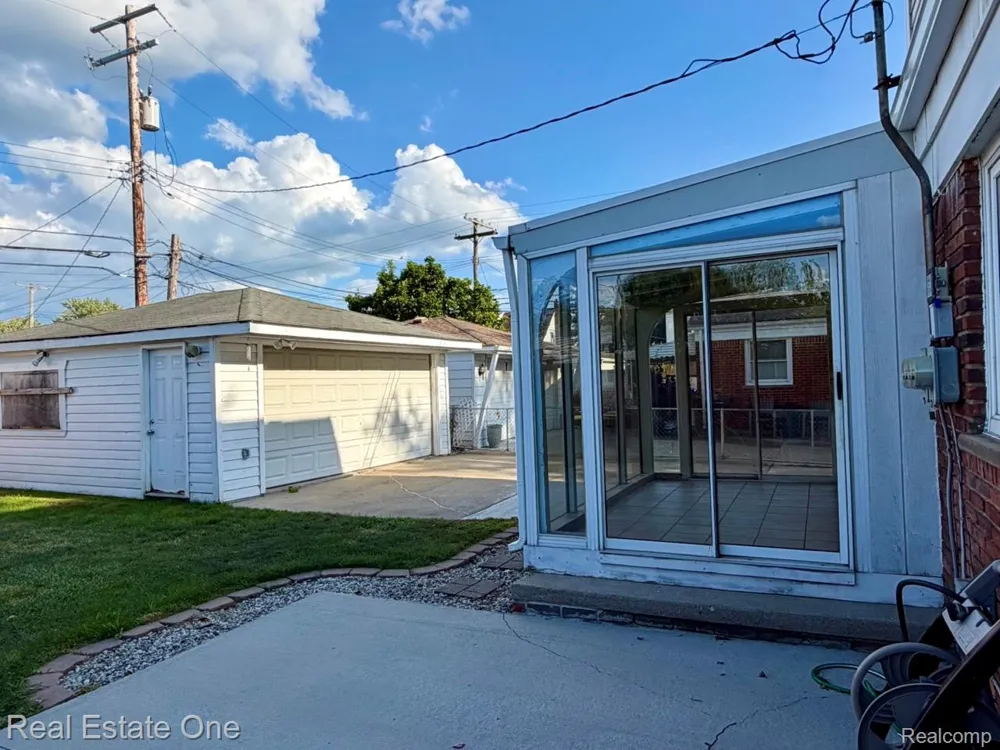 16343 Drake Street Southgate City, MI 48195