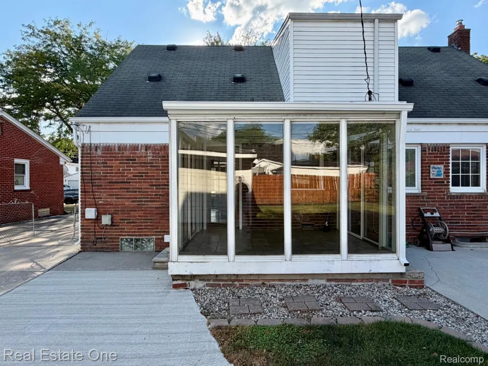 16343 Drake Street Southgate City, MI 48195