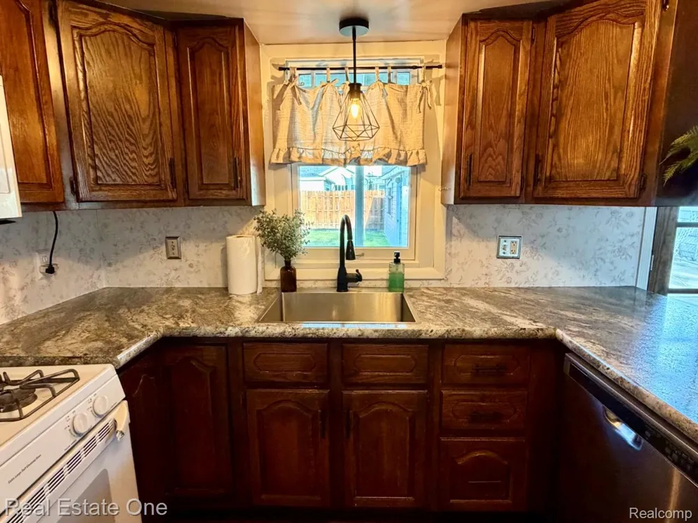 16343 Drake Street Southgate City, MI 48195
