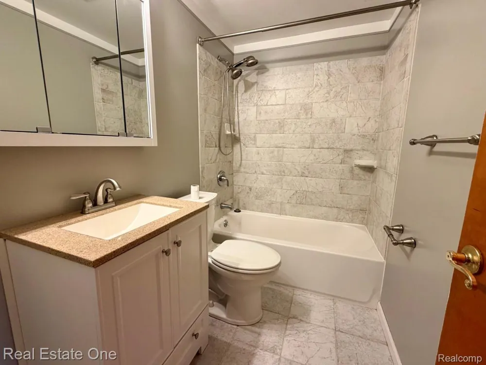 16343 Drake Street Southgate City, MI 48195