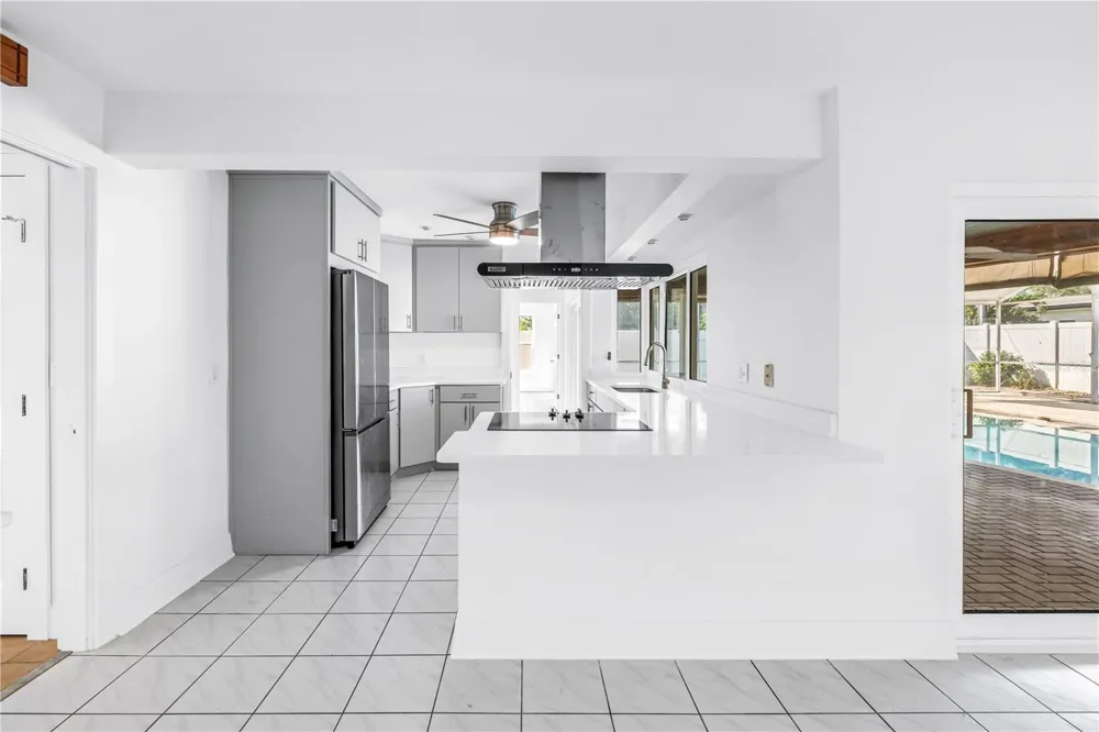 2053 DOLPHIN BOULEVARD S St Petersburg, FL 33707