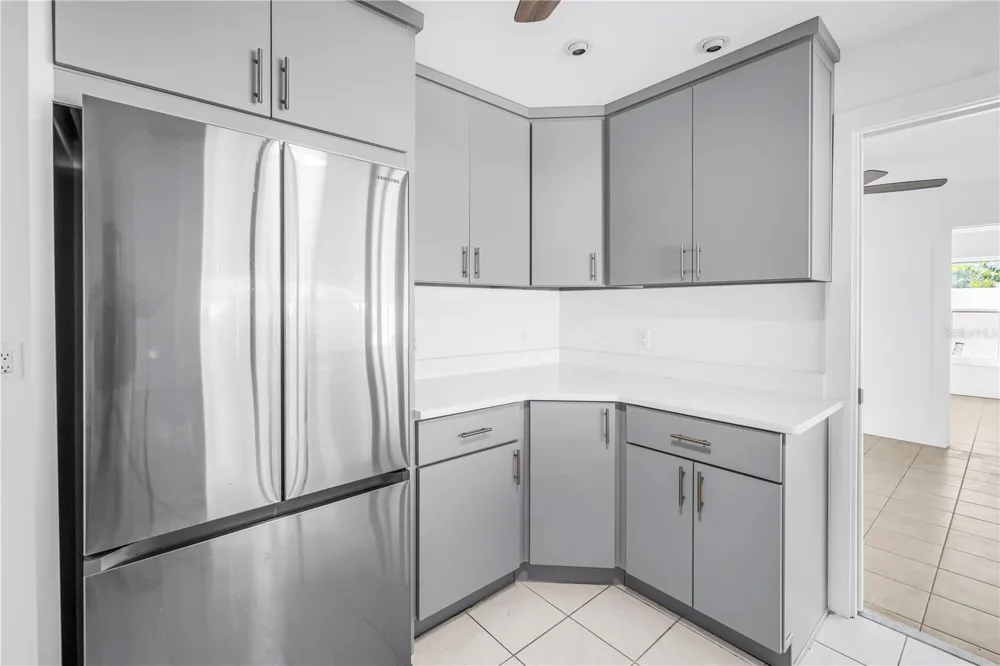 2053 DOLPHIN BOULEVARD S St Petersburg, FL 33707