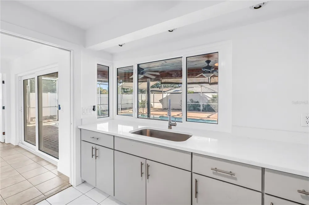 2053 DOLPHIN BOULEVARD S St Petersburg, FL 33707