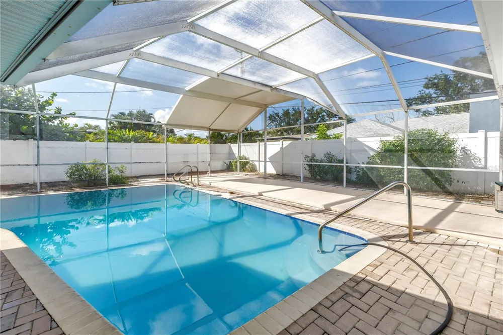 2053 DOLPHIN BOULEVARD S St Petersburg, FL 33707
