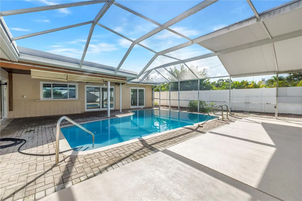 2053 DOLPHIN BOULEVARD S St Petersburg, FL 33707
