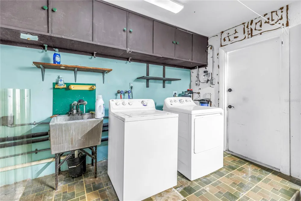 2053 DOLPHIN BOULEVARD S St Petersburg, FL 33707