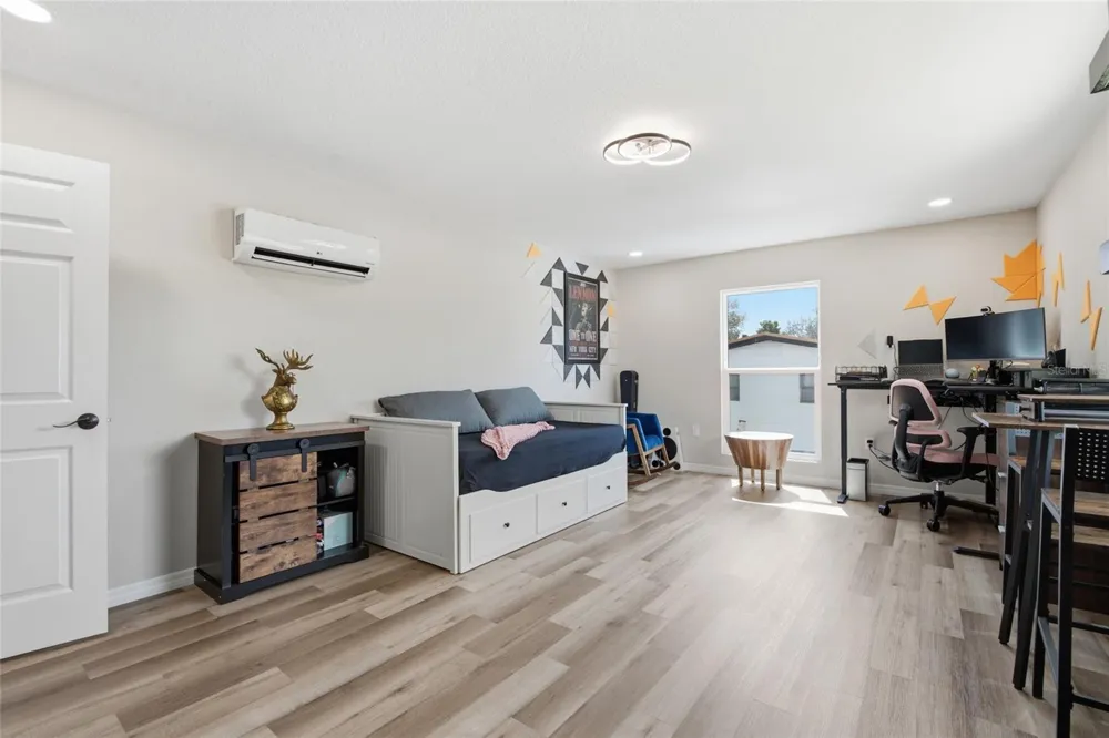 1873 64TH AVENUE St Petersburg, FL 33702