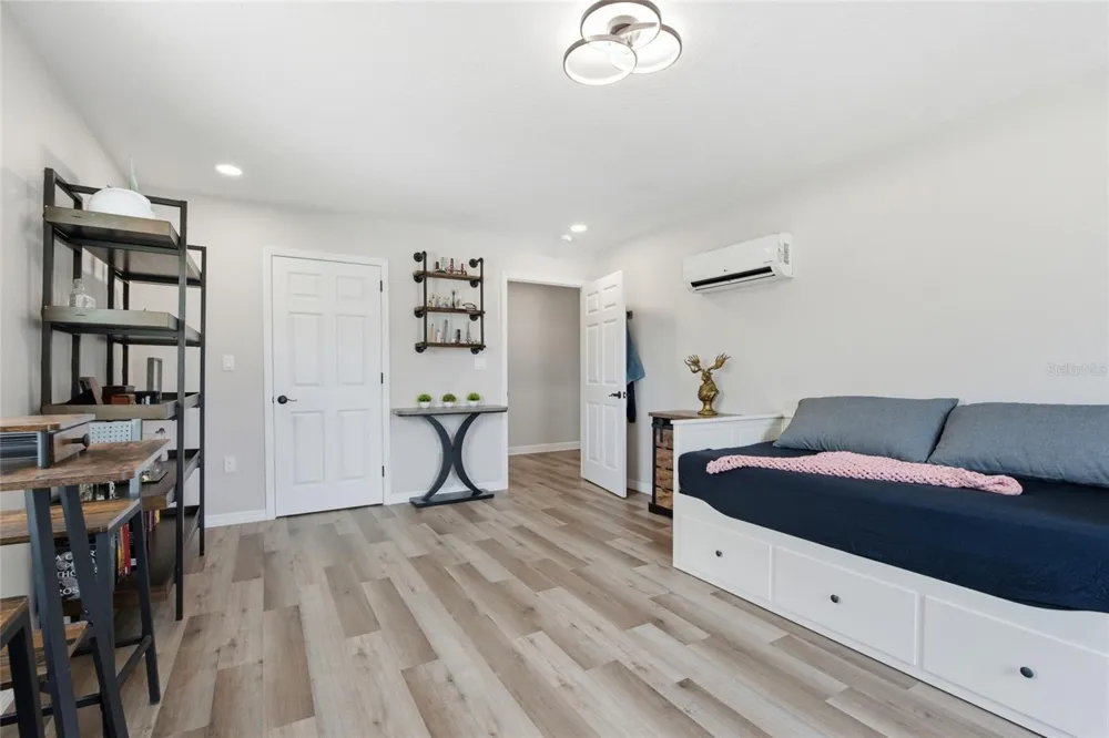1873 64TH AVENUE St Petersburg, FL 33702