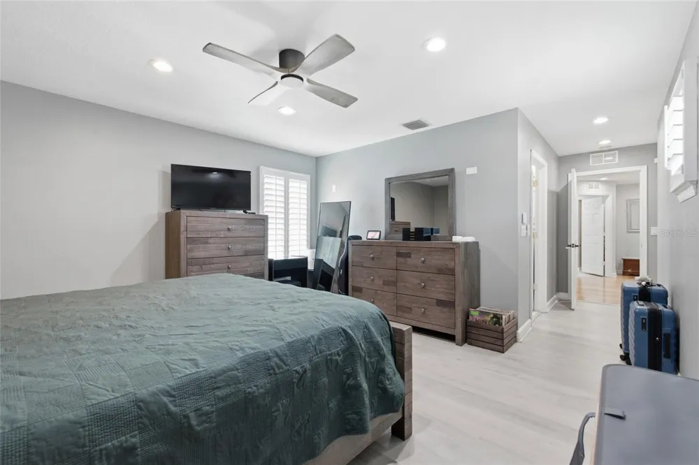 1873 64TH AVENUE St Petersburg, FL 33702