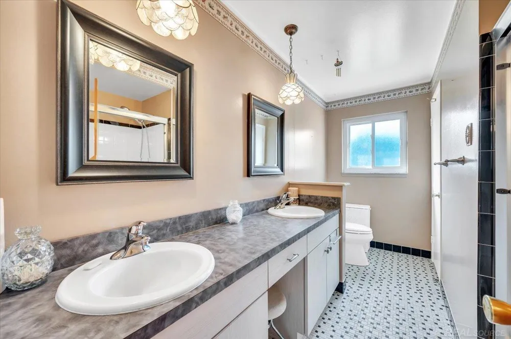 13814 Irvington Drive Warren City, MI 48088
