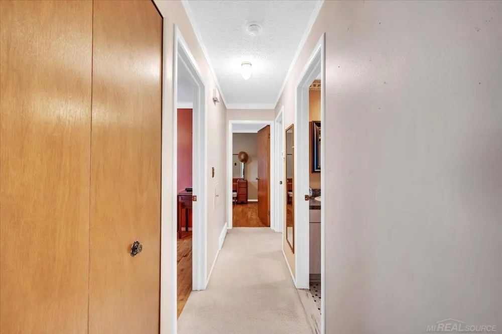 13814 Irvington Drive Warren City, MI 48088