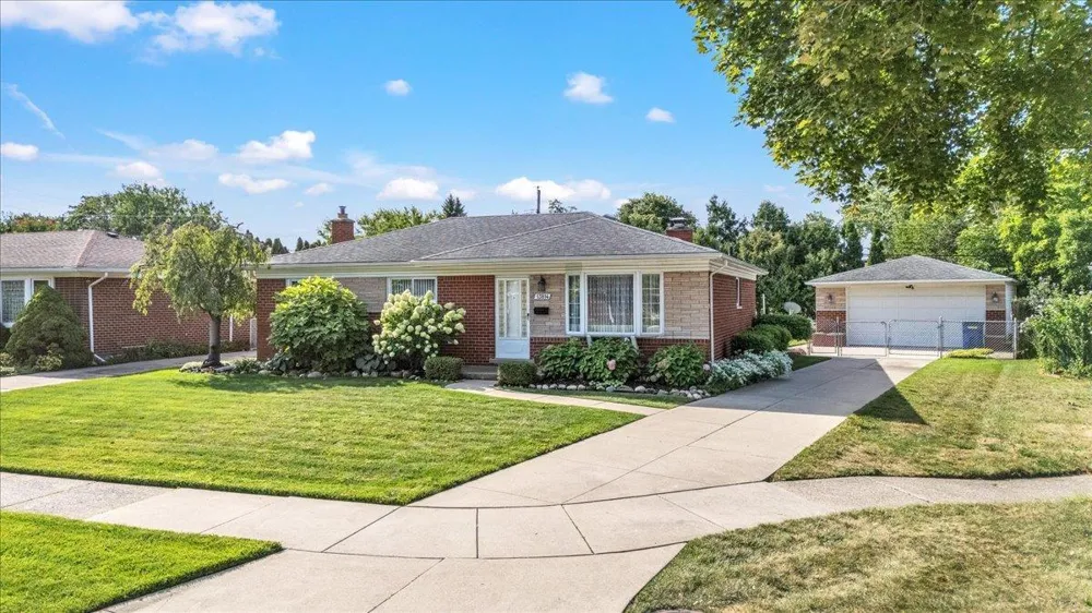 13814 Irvington Drive Warren City, MI 48088