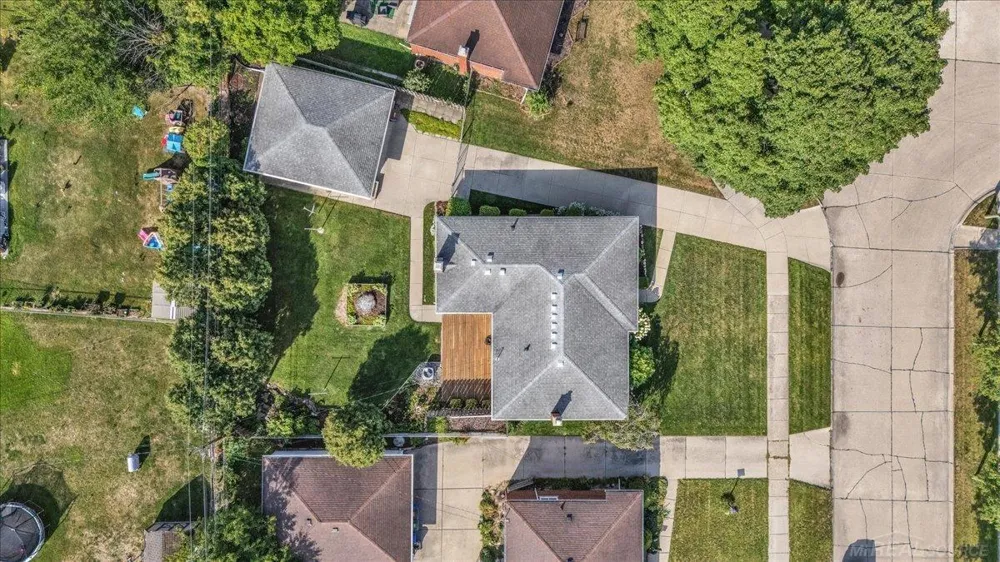 13814 Irvington Drive Warren City, MI 48088