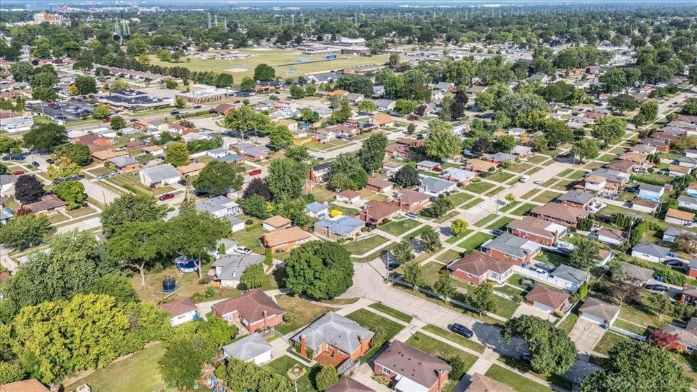 13814 Irvington Drive Warren City, MI 48088