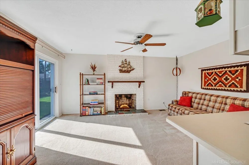13814 Irvington Drive Warren City, MI 48088