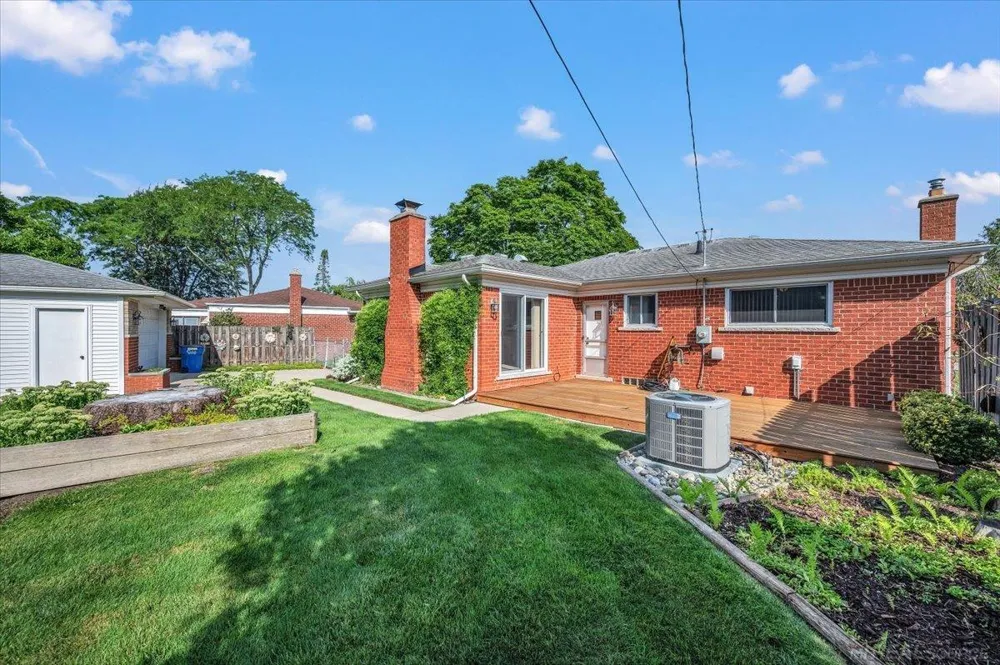 13814 Irvington Drive Warren City, MI 48088