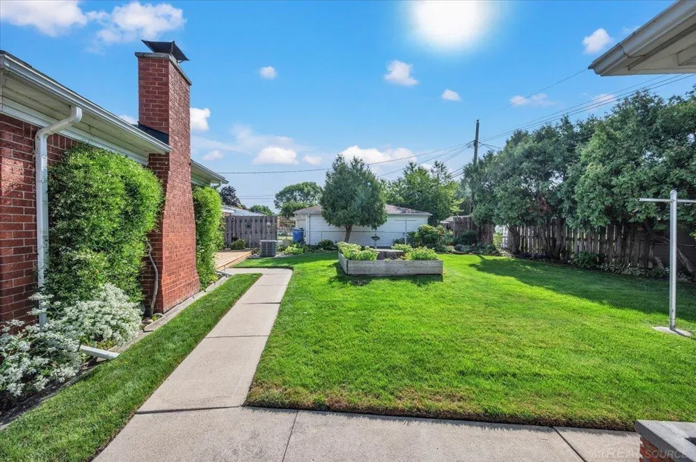 13814 Irvington Drive Warren City, MI 48088