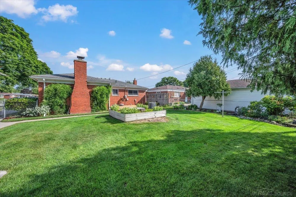 13814 Irvington Drive Warren City, MI 48088