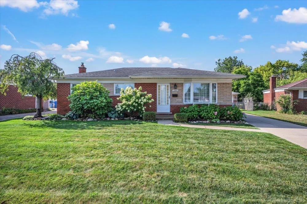 13814 Irvington Drive Warren City, MI 48088