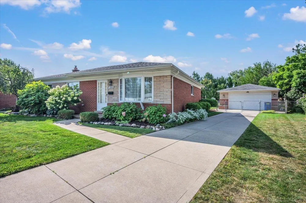 13814 Irvington Drive Warren City, MI 48088