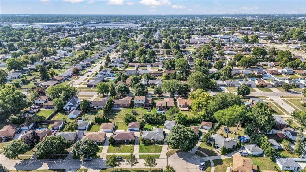13814 Irvington Drive Warren City, MI 48088