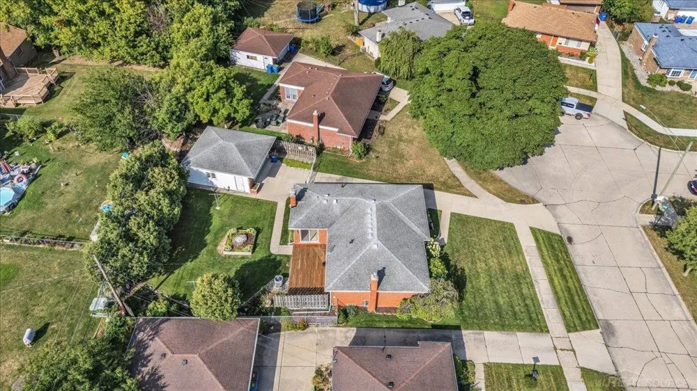 13814 Irvington Drive Warren City, MI 48088