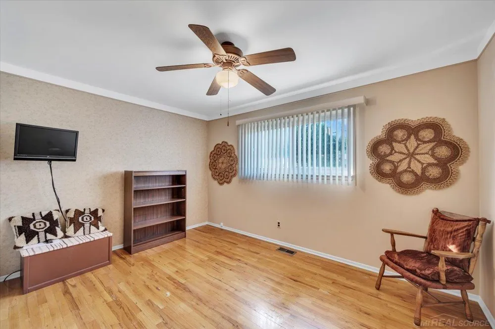 13814 Irvington Drive Warren City, MI 48088