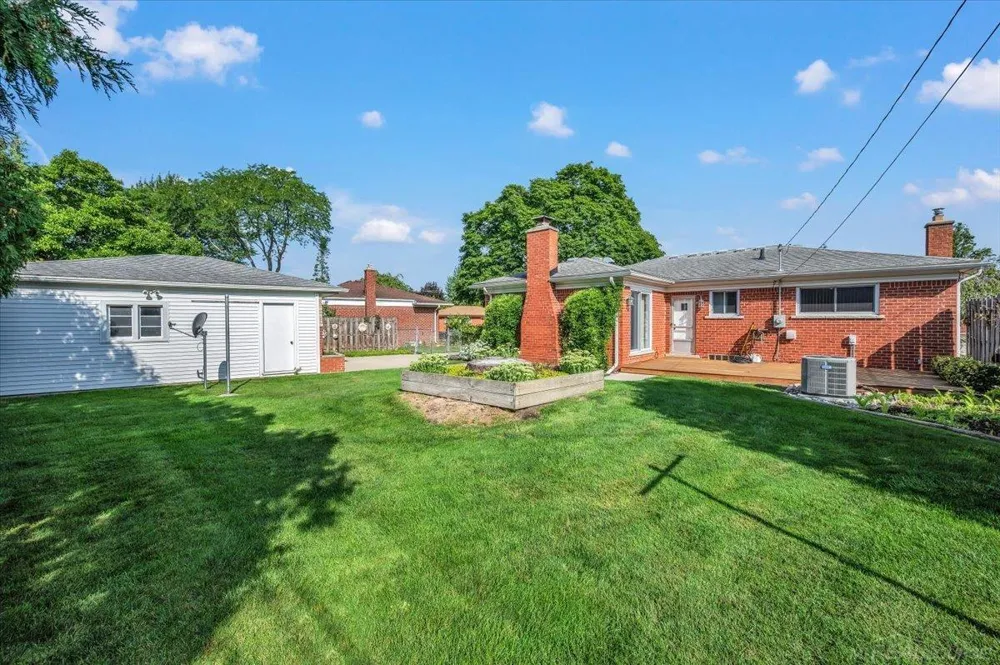 13814 Irvington Drive Warren City, MI 48088