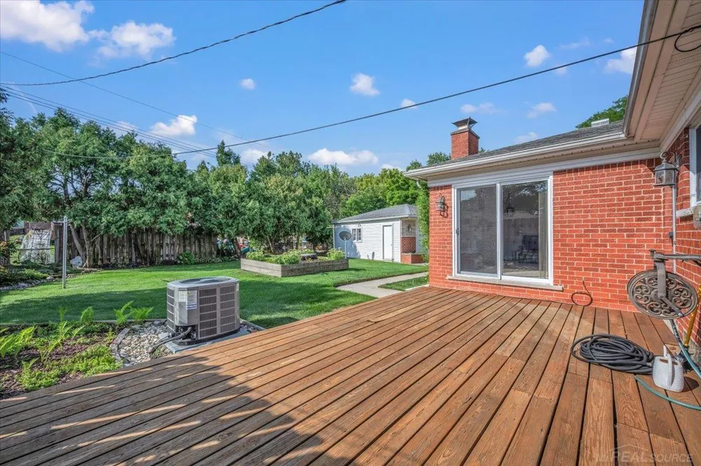 13814 Irvington Drive Warren City, MI 48088