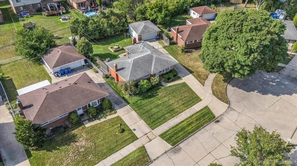 13814 Irvington Drive Warren City, MI 48088