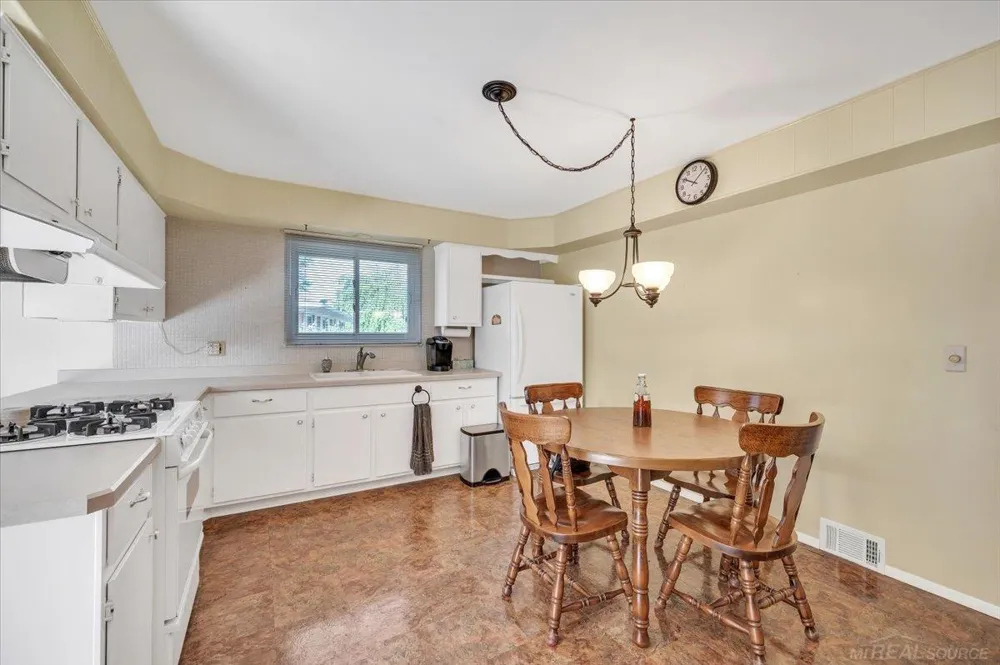 13814 Irvington Drive Warren City, MI 48088
