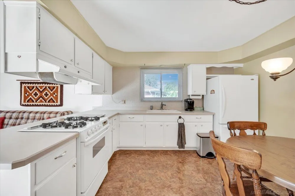 13814 Irvington Drive Warren City, MI 48088