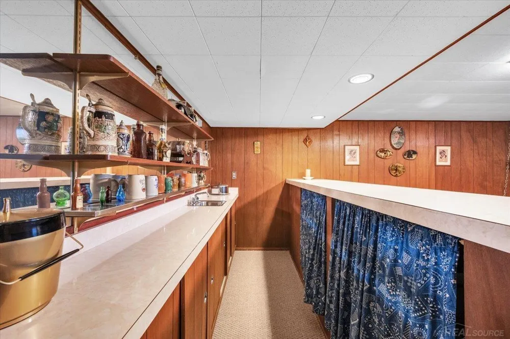 13814 Irvington Drive Warren City, MI 48088