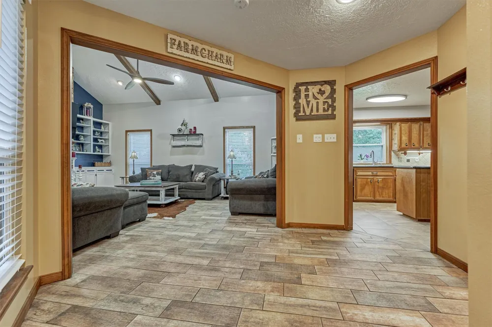 660 Hillcrest Drive Huntsville, TX 77340