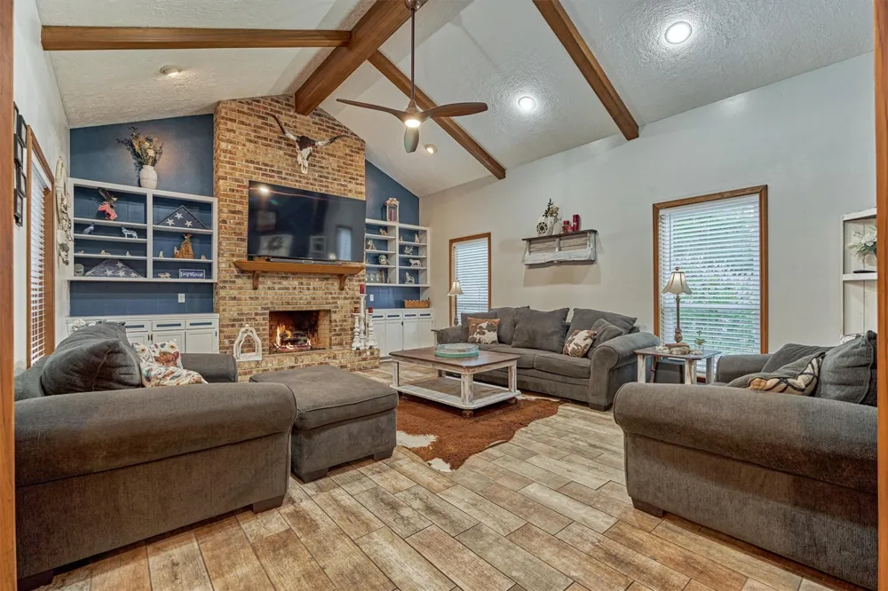 660 Hillcrest Drive Huntsville, TX 77340